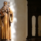 Estatua de San Benito (coro) ; arte de Beuron