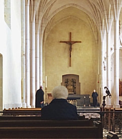 priant dans l'abbatiale